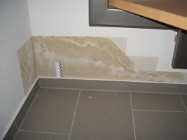 Feuchtigkeitsschaden an Weißer Wanne